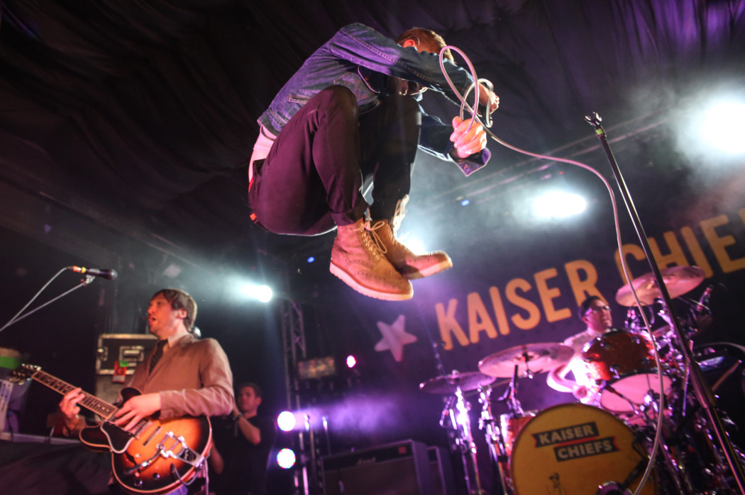 https://d32yfsbcvr2c70.cloudfront.net/content/uploads/2014/05/Kaiser-Chiefs-play-Amazon-Secret-Show-at-the-Great-Escape-their-first-Brighton-show-since-2008-pic-by-Mike-Burnell-1401-1050x699.jpg