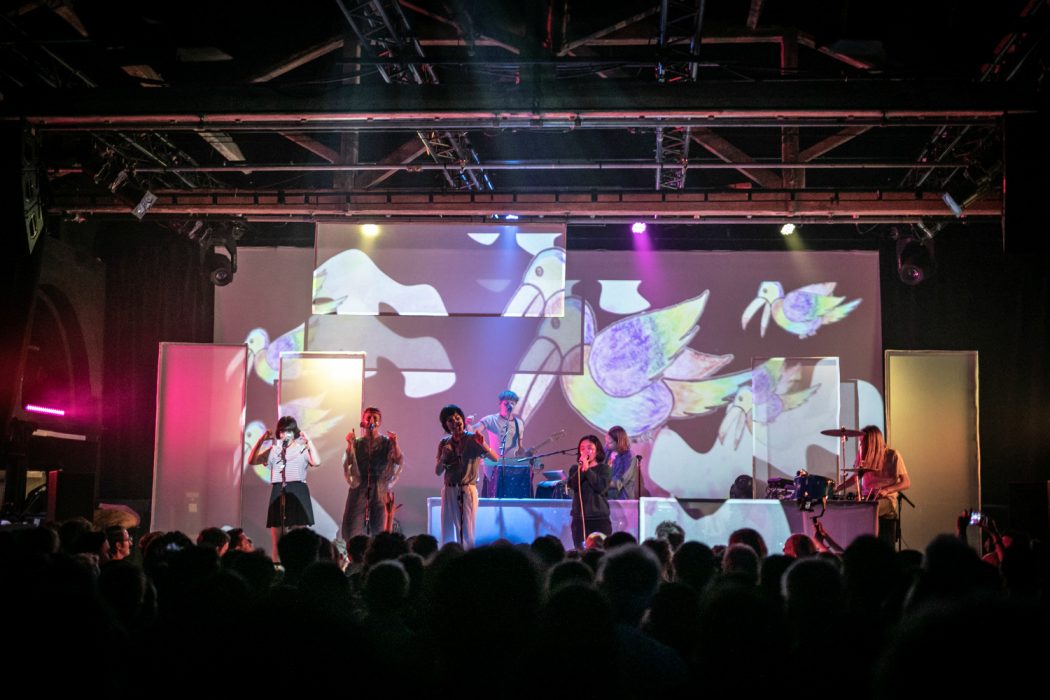 https://d32yfsbcvr2c70.cloudfront.net/content/uploads/2018/05/Superorganism_OldMarket_Fri_VictorFrankowski-5241-1050x700.jpg